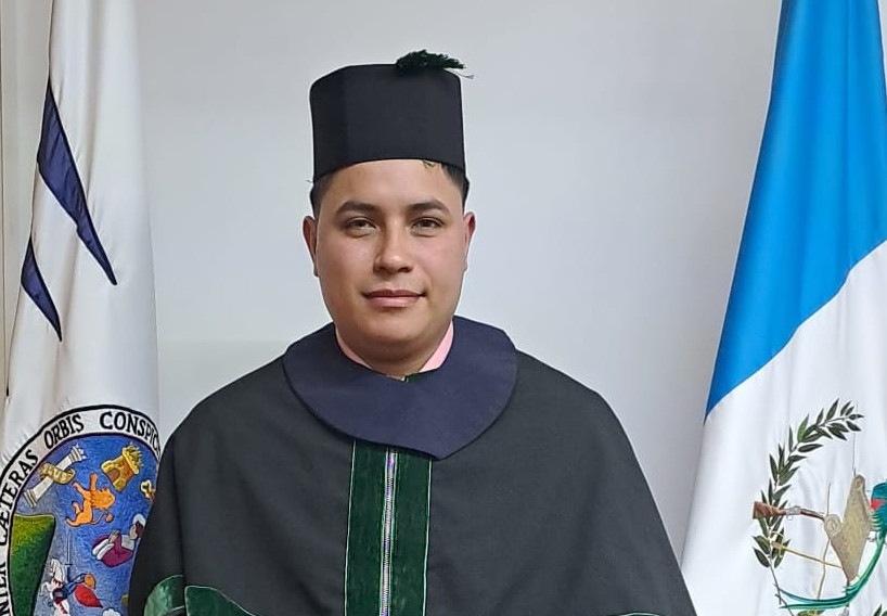 Graduación Carlos Tecum